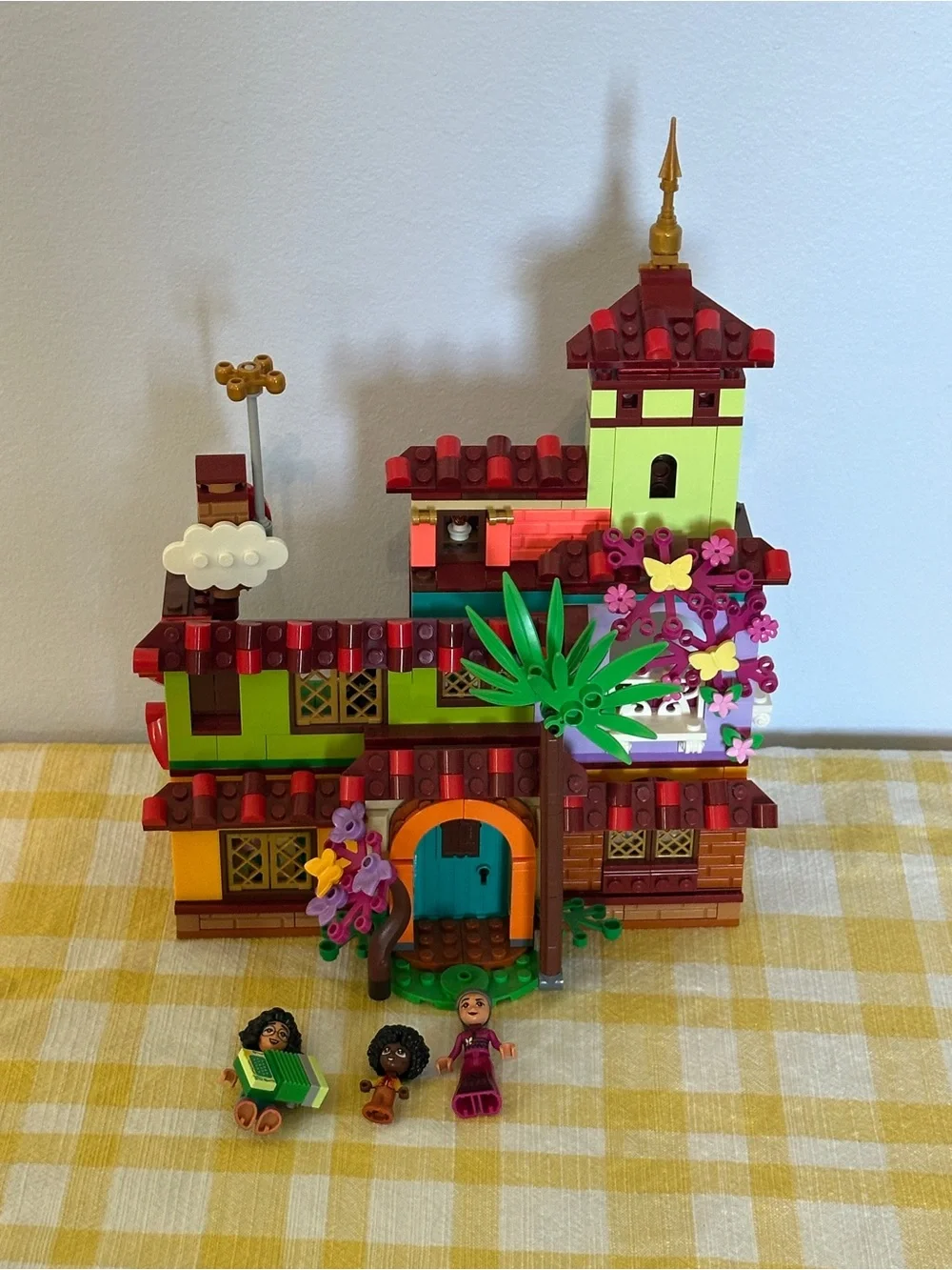 Lego Disney Encanto The Madrigal House 43202 687 pcs complete with Minifigures